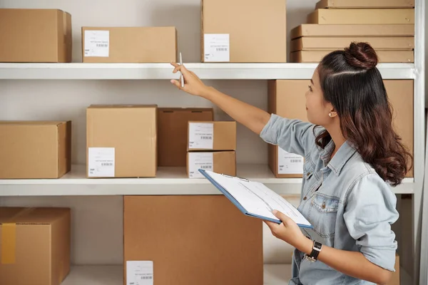 Ganska Ung Vietnamesisk Kvinna Söker Paket Hyllan Lager — Stockfoto