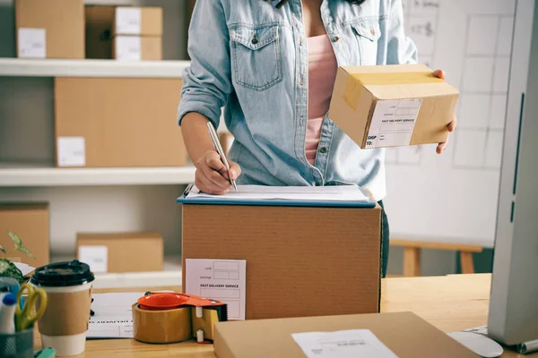 Imagen Recortada Trabajadora Correos Escribiendo Datos Parcela Documento — Foto de Stock