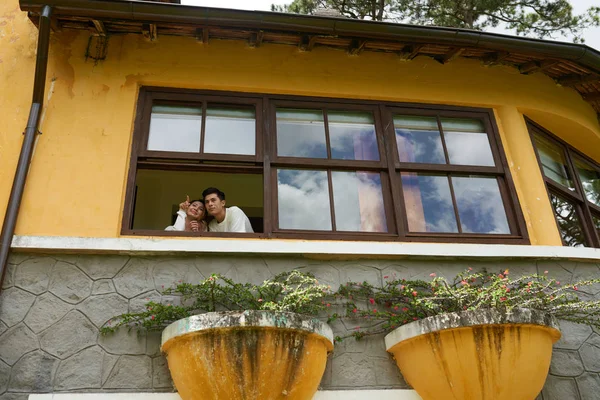 Mutlu Genç Asyalı Çift Otel Penceresinden Görünümü Zevk — Stok fotoğraf