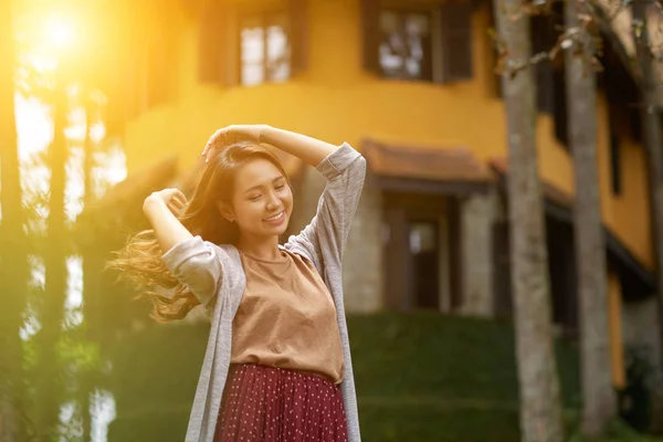 Jeune Femme Souriante Aux Cheveux Longs Dansant Aux Rayons Soleil — Photo