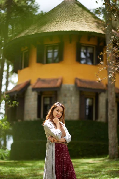 Красива Молода Єтнамський Жінка Стоїть Поза Будівлею Готелю — стокове фото