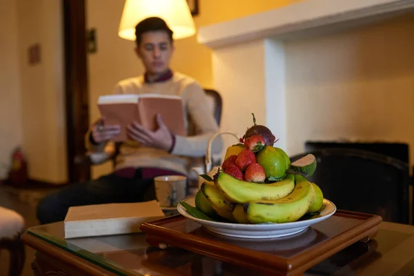 Tallrik Yrande Mogna Frukter Och Bär Bordet Hotellrummet — Stockfoto