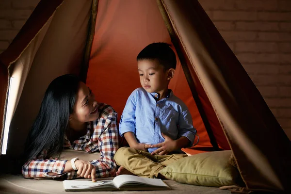 Anne, oğluna kitaptaki bir resimde ne gördüğünü soruyor.