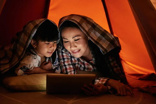 Anne Kızı Battaniye Nin Altında Online Film Izlerken — Stok fotoğraf