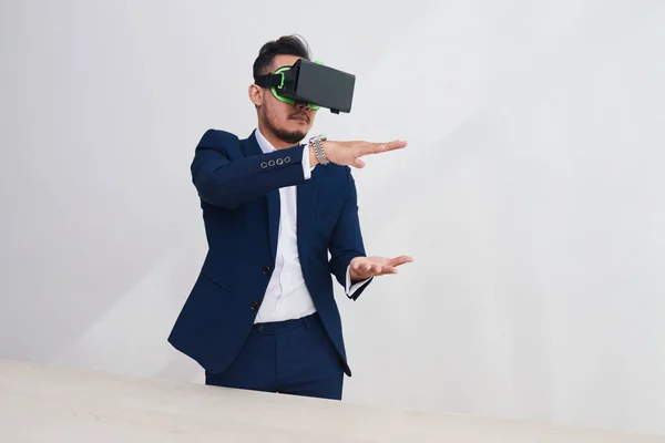 Hombre Negocios Que Usa Auriculares Realidad Virtual Cuando Explora Nuevo — Foto de Stock