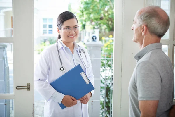 Bastante Médico Asiático Pie Puerta Anciano Anciano Paciente — Foto de Stock