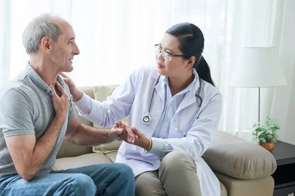 Professionelle Vietnamesische Ärztin Beruhigt Ihre Ältere Patientin — Stockfoto