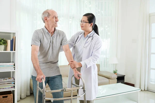 Médico Visionando Deficiente Idoso Casa — Fotografia de Stock