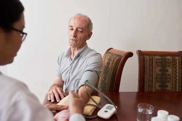 Ärztin Misst Blutdruck Von Seniorin Hause — Stockfoto