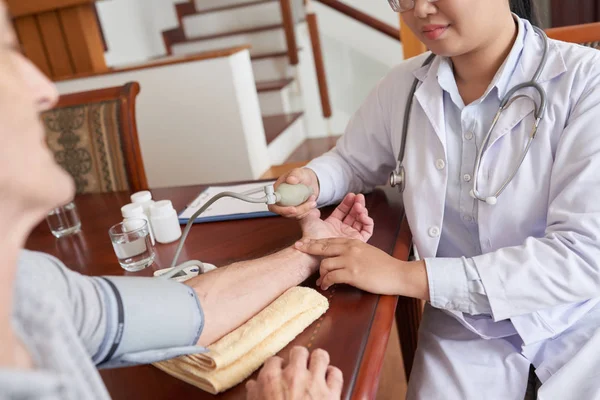 Ausschnittbild Eines Arztes Der Blutdruck Und Puls Eines Betagten Patienten — Stockfoto