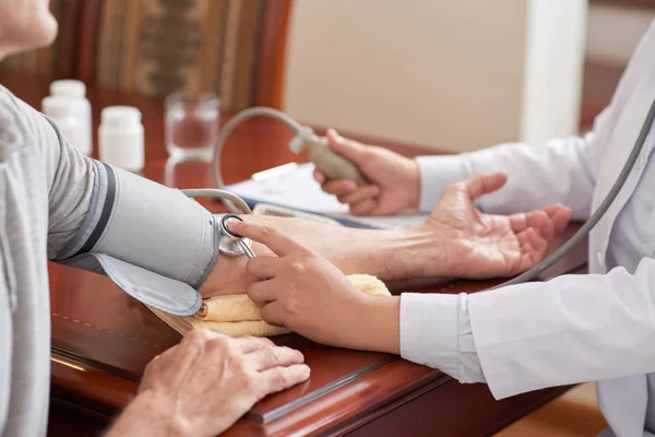Orvos Ellenőrzése Vérnyomás Vezető Ember Házában — Stock Fotó