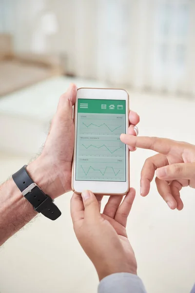 Arts Uitleggen Oudere Man Hoe Gebruiken Gezondheid Toepassing Zijn Smartphone — Stockfoto
