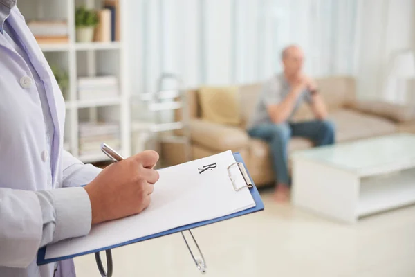 Doctor Writing Prescription Senior Patient His Living Room — Stock Photo, Image