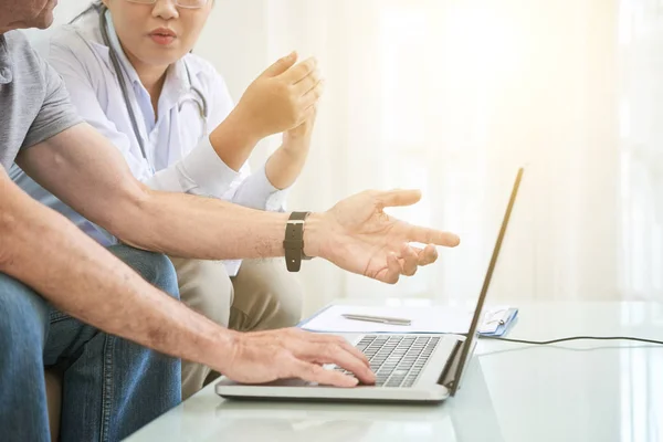 Bijgesneden Beeld Van Arts Patiënt Bespreken Informatie Laptop Scherm Zonnige — Stockfoto