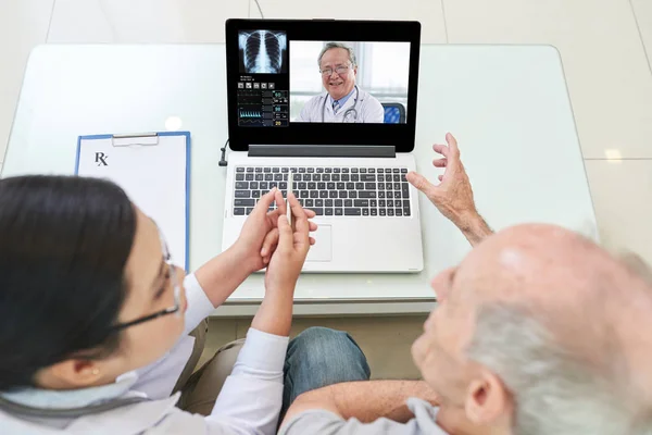 Старший Мужчина Врач Проводят Видеоконференцию Опытным Медицинским Работником — стоковое фото