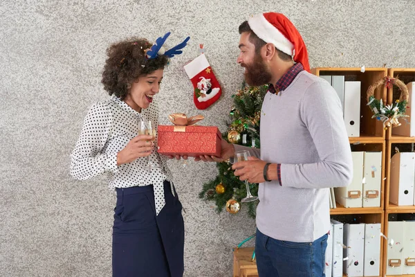 Empresário Feliz Chapéu Santa Dando Presente Natal Mulher Colega Surpreso — Fotografia de Stock