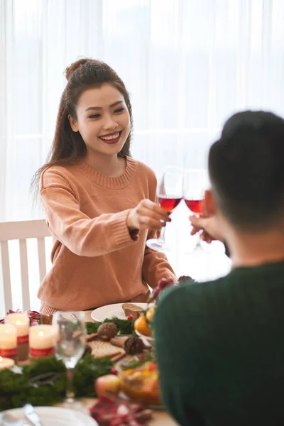 美丽的年轻越南女人和她的男朋友在圣诞餐桌上喝酒 — 图库照片