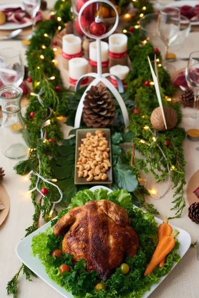 Frango Assado Mesa Jantar Natal Decorada — Fotografia de Stock