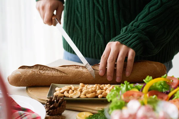 Yemek Masasında Fransız Baget Kesen Adamın Yakın Çekim Görüntüsü — Stok fotoğraf