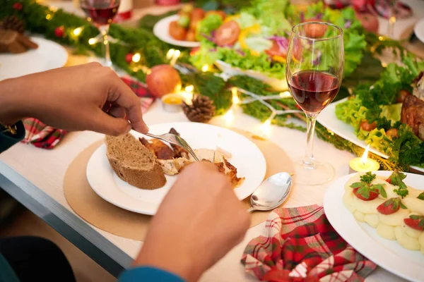 Imagem Close Convidados Comendo Comida Deliciosa Celebração Natal — Fotografia de Stock