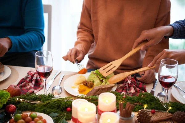 Hóspedes Que Comem Pratos Tradicionais Celebração Jantar Natal — Fotografia de Stock