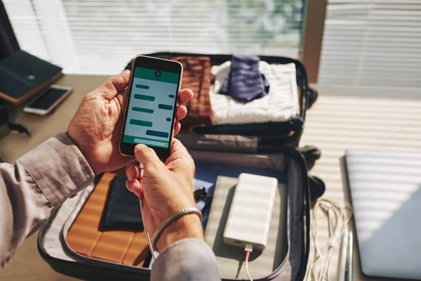 Manos Hombre Enviando Mensajes Texto Amigo Hacer Las Maletas Para — Foto de Stock