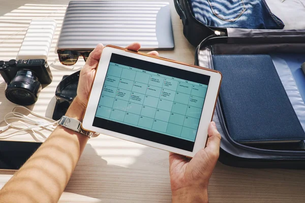 Mani Del Viaggiatore Che Tiene Tablet Digitale Con Calendario Sullo — Foto Stock