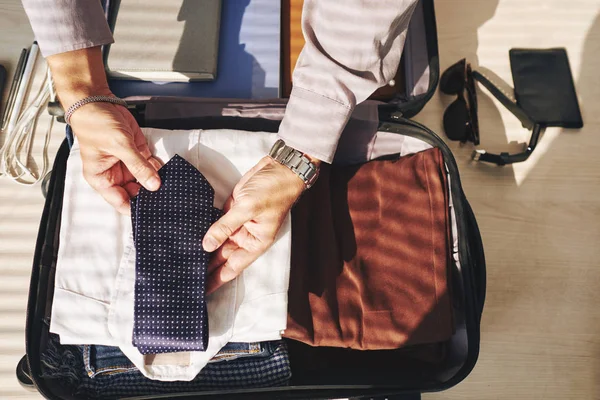 Empresario Poniendo Corbata Otra Ropa Maletín Vista Desde Arriba —  Fotos de Stock