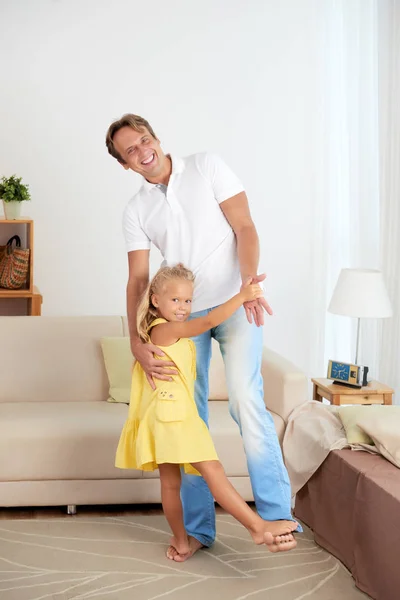 Щасливий Батько Його Маленька Дочка Танцюють Разом — стокове фото