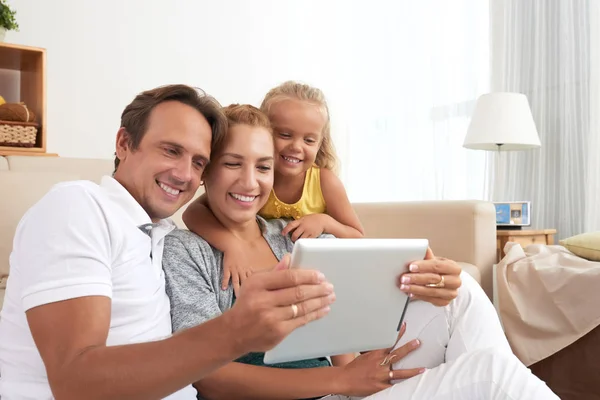 Szczęśliwa Rodzina Trzech Oglądania Filmu Komputerze Typu Tablet Razem — Zdjęcie stockowe