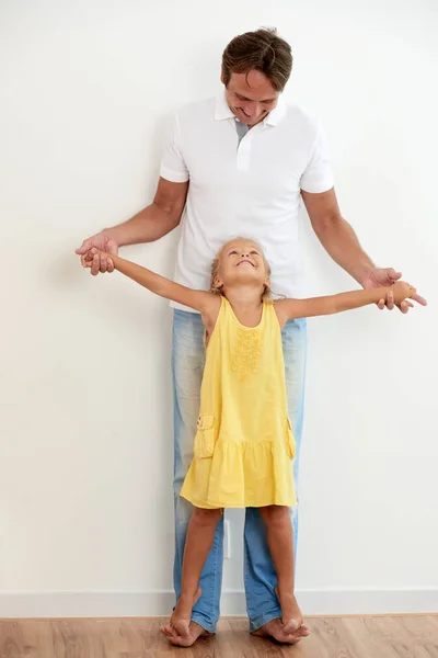 Χαρούμενος Νεαρός Πατέρας Και Μικρή Κόρη Του Στέκεται Στα Πόδια — Φωτογραφία Αρχείου
