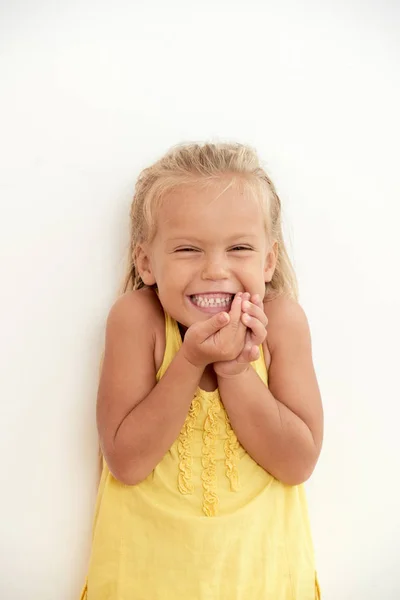 Alegre Excitada Niña Rubia Pie Contra Pared Blanca — Foto de Stock