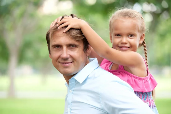 Retrato Del Joven Guapo Pequeña Hija Sonriente Pasando Fin Semana —  Fotos de Stock