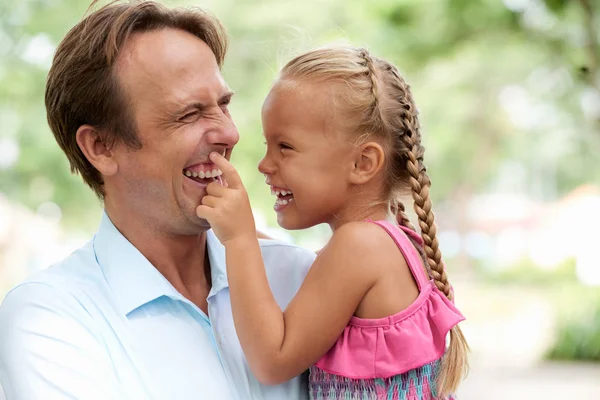 Glücklich Lachender Vater Und Tochter Haben Spaß Sommerpark — Stockfoto