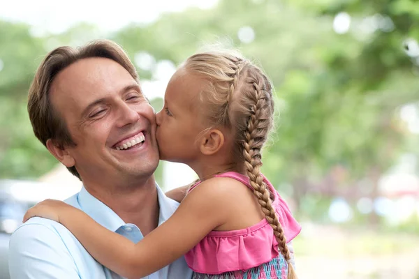 Liten Flicka Kysser Hennes Skrattande Fader Kinden — Stockfoto
