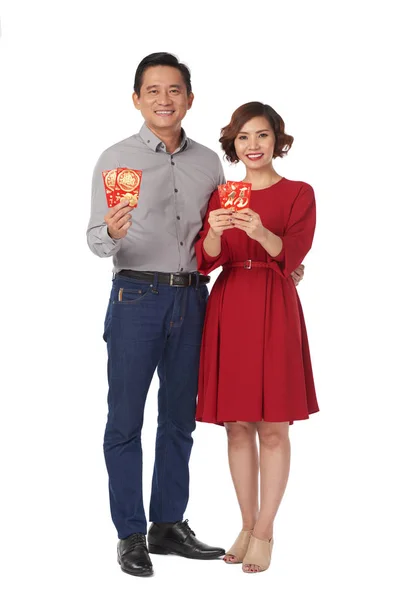 幸福成熟的亚洲夫妇显示钱信封为泰特庆祝与最好的祝愿铭文 — 图库照片