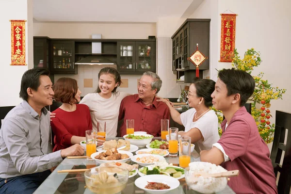Bonne Grande Famille Asiatique Assise Table Célébrant Nouvel Lunaire Couplets — Photo