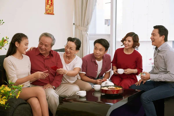 Nonno Che Buste Denaro Alla Nipote Alla Celebrazione Del Capodanno — Foto Stock