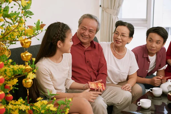 Familia Vietnamita Alegre Hablando Celebrando Año Nuevo Lunar Casa — Foto de Stock