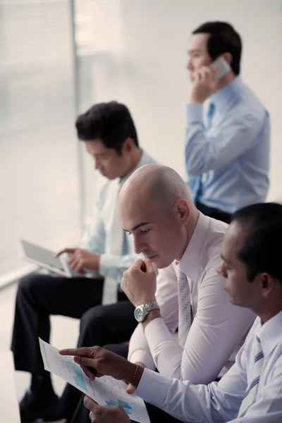 Empresario Concentrado Lectura Del Informe Financiero Compañero Trabajo Indio — Foto de Stock