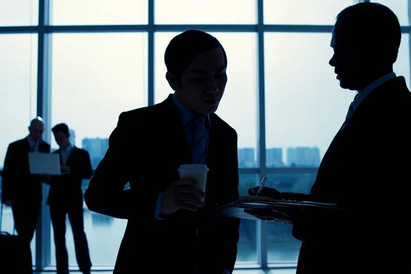 Silueta Gente Negocios Bebiendo Café Discutiendo Trabajo Terminal Del Aeropuerto — Foto de Stock