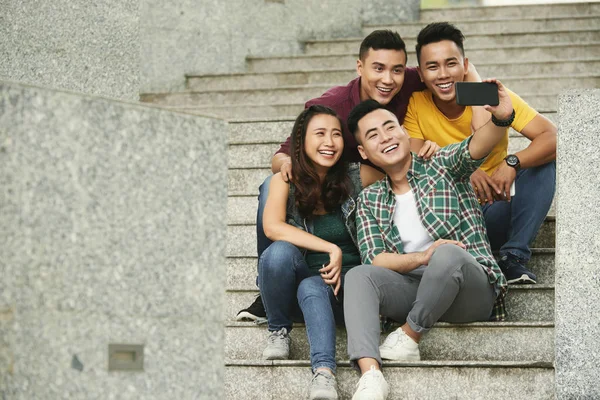 Jóvenes Asiáticos Sentados Escalones Tomando Selfie Juntos —  Fotos de Stock