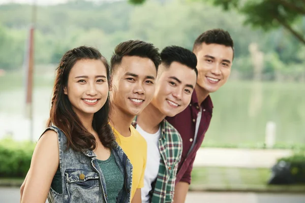 Glückliche Junge Asiatische Menschen Stehen Hintereinander Und Lächeln Die Kamera — Stockfoto