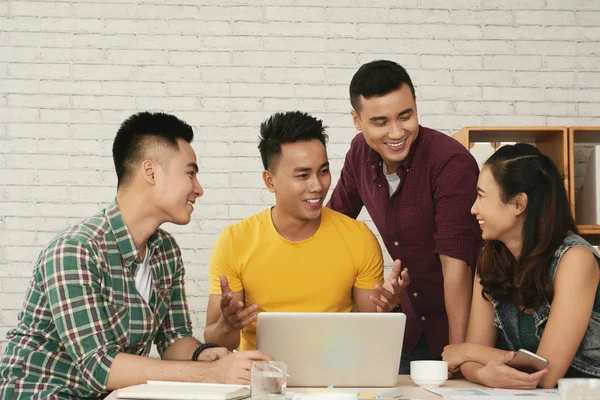 Grupo Jóvenes Empresarios Alegres Discutiendo Estrategia Marketing —  Fotos de Stock