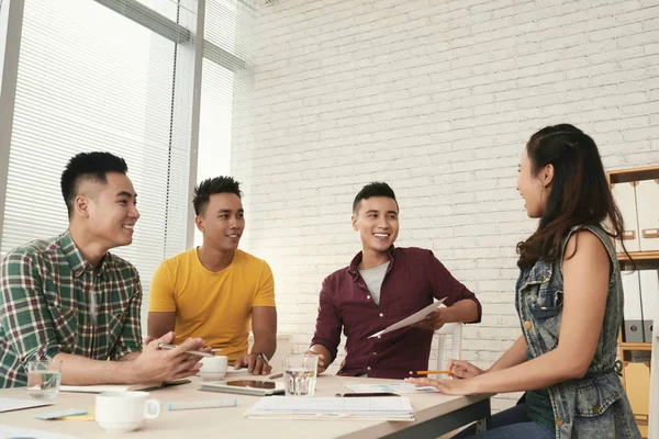 Jovens Empresários Asiáticos Sorridentes Discutindo Relatórios Ideias Com Mulheres Empresárias — Fotografia de Stock