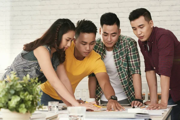 Equipo Negocios Discutiendo Documento Con Estrategia Desarrollo Mesa Oficina — Foto de Stock