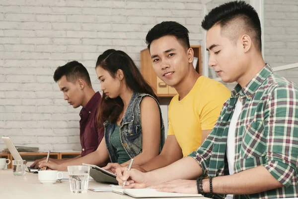 Joven Hombre Negocios Asiático Trabajando Mesa Oficina Con Sus Colegas —  Fotos de Stock