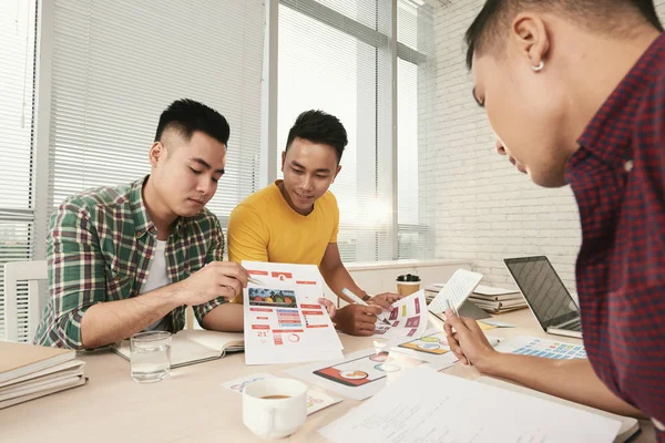 Unga Asiatiska Affärsfolk Diskuterar Dokument Med Statistik Vid Mötet — Stockfoto