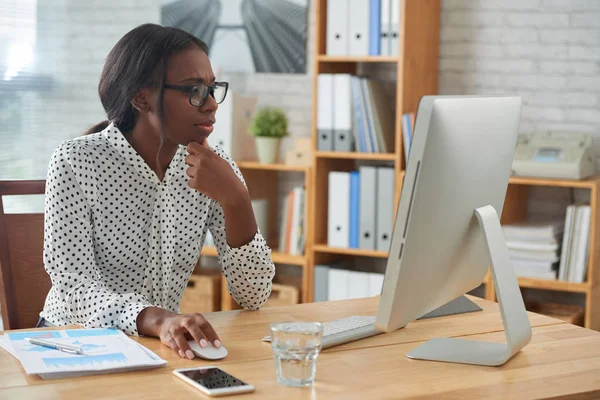 Fruncir Ceño Joven Mujer Negocios Afroamericana Leyendo Información Pantalla Computadora —  Fotos de Stock