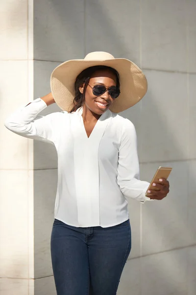 微笑的年轻非洲裔美国妇女戴着太阳镜和草帽自拍 — 图库照片